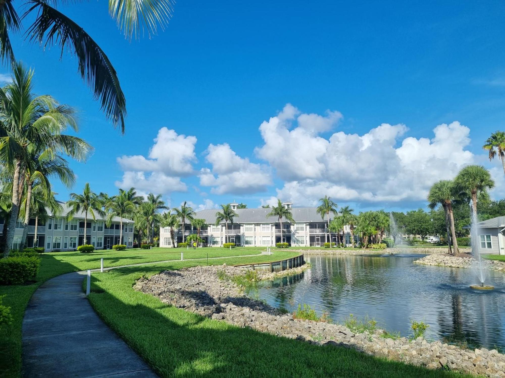 Stunning 2-Bedroom Plus Den Condo In Greenlinks Resort North North Naples エクステリア 写真