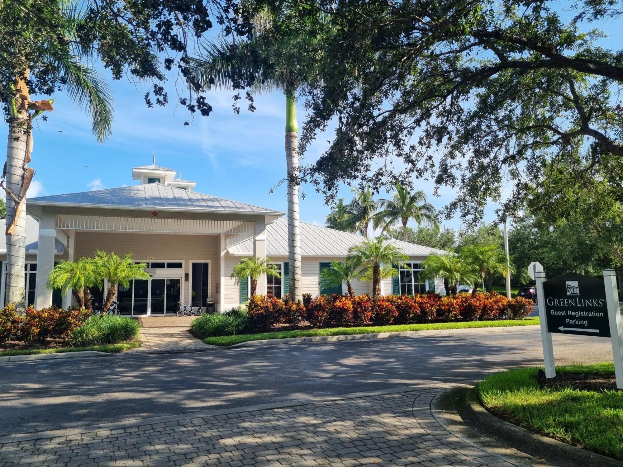 Stunning 2-Bedroom Plus Den Condo In Greenlinks Resort North North Naples エクステリア 写真